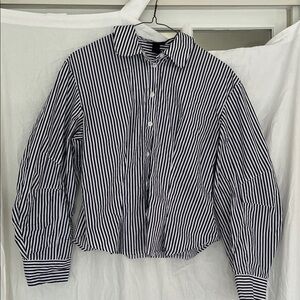 Classic women’s fitted button up dress shirt